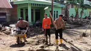 Polisi dan Warga Gayo Lues Bersatu Padu Bersihkan Lumpur Sisa Banjir Bandang
