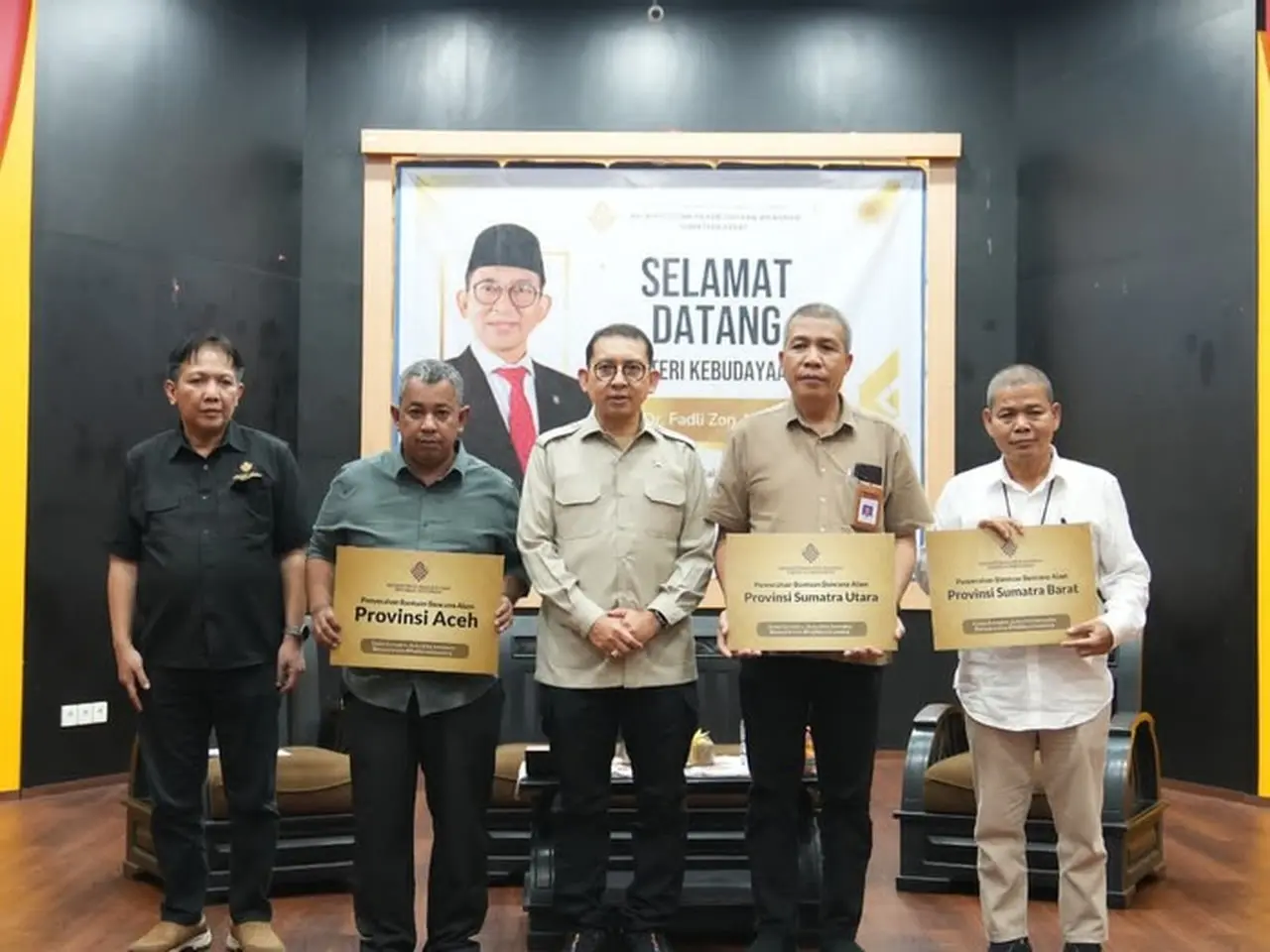 Menteri Kebudayaan Salurkan Bantuan Rp 12 Miliar untuk Korban Banjir Bandang di Tiga Provinsi Sumatera