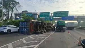 Truk Kontainer Terguling di Tol JORR, Lalin Arah Cikunir Macet Parah Hingga 1 Km