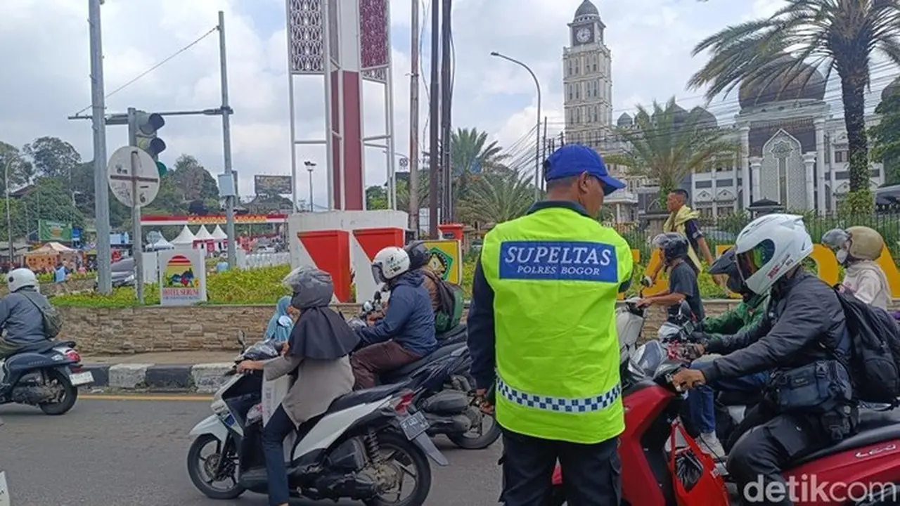 Kisah Mang Apip: Dari Sekuriti Menjadi ‘Joki Jalur’ Pengurai Macet Puncak Bogor Kisah Mang Apip: Dari Sekuriti Menjadi ‘Joki Jalur’ Pengurai Macet Puncak Bogor