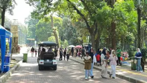 Libur Natal 2025: Taman Margasatwa Ragunan Dibanjiri Pengunjung Sejak Pagi