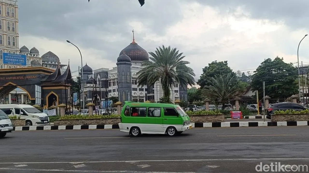Angkot Nekat Beroperasi di Puncak Bogor Meski Dilarang Selama Libur Natal dan Tahun Baru