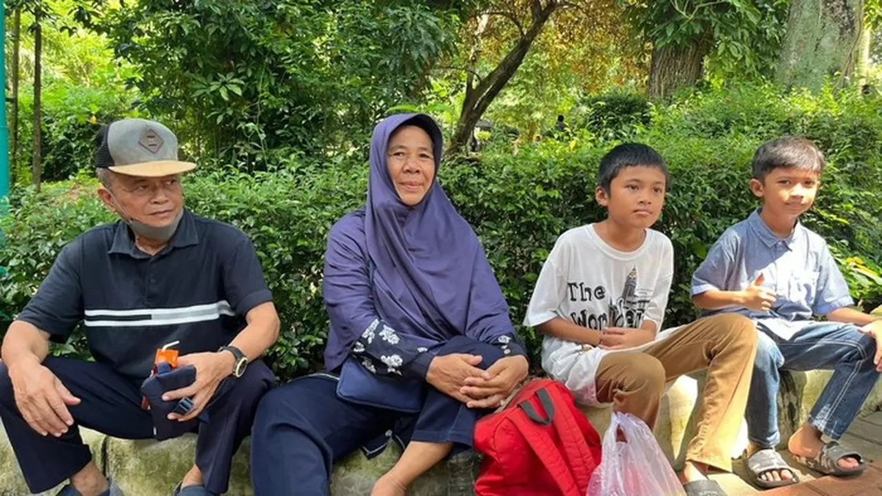 Libur Natal, Kakek-Nenek Ajak Cucu Wisata Murah Meriah ke Ragunan