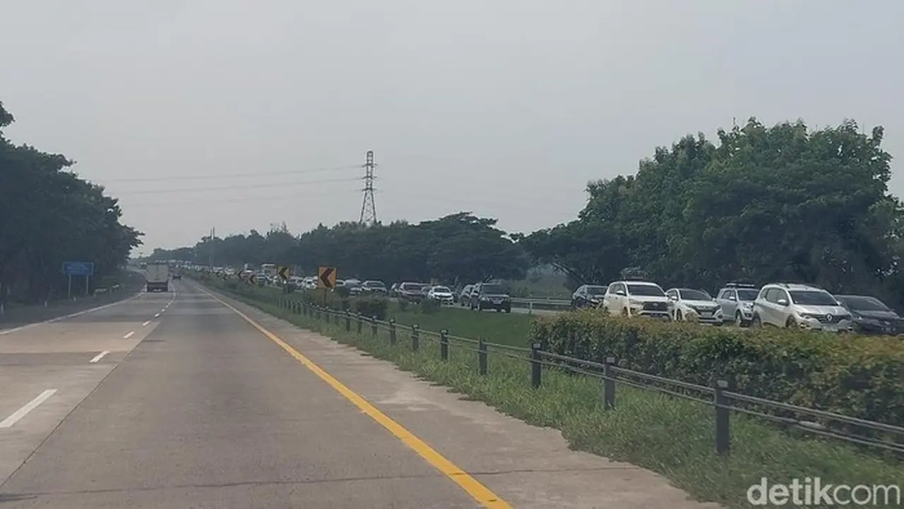 Tol Cipali Arah Timur Macet Parah Km 188, Antrean Kendaraan Capai 8 Kilometer