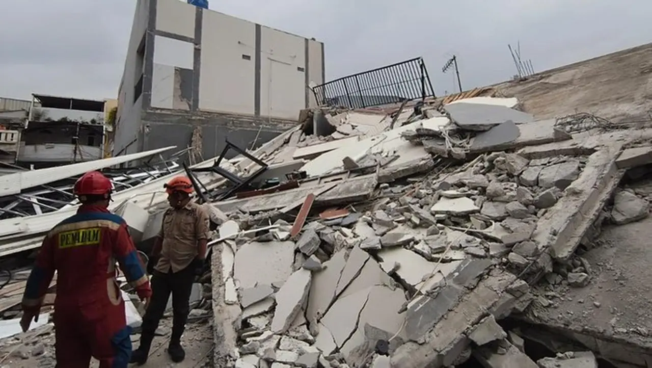 Bangunan Parkir Dua Lantai Ambruk di Koja, Timpa 5 Kendaraan di Jakarta Utara