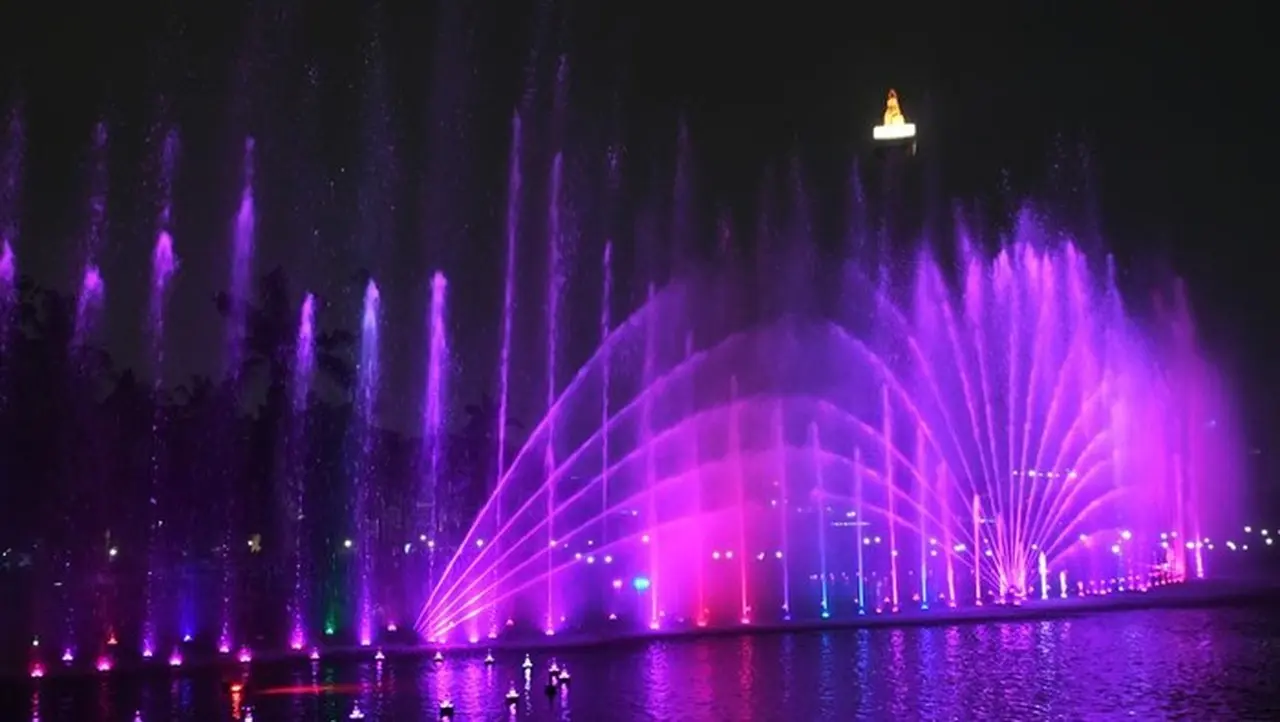 Monas Week 2025: Nikmati Video Mapping dan Air Mancur Menari Spesial Libur Natal