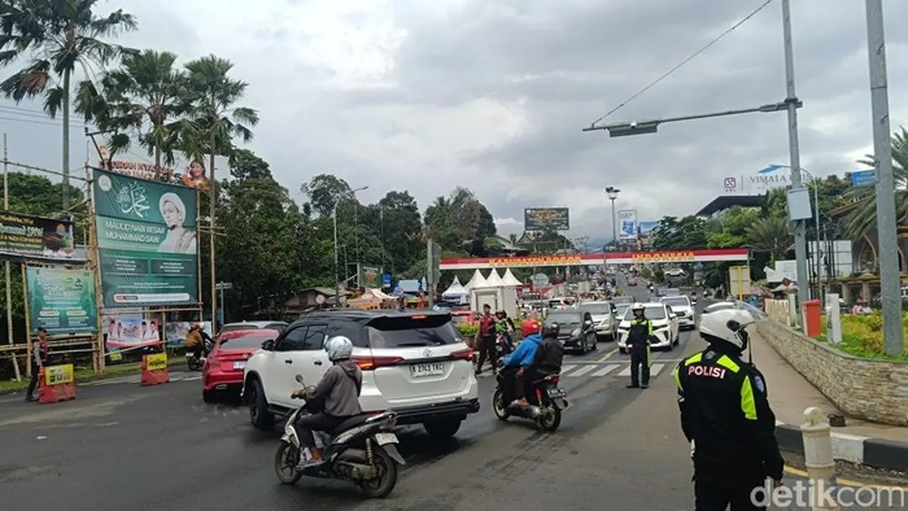 Usai One Way ke Puncak Bogor, Arus Lalu Lintas di Simpang Gadog Terpantau Padat Merayap