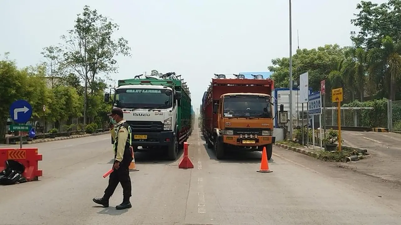 Arus Truk ke Pelabuhan Ciwandan Meningkat, Polisi Terapkan Contraflow di JLS Cilegon Arus Truk ke Pelabuhan Ciwandan Meningkat, Polisi Terapkan Contraflow di JLS Cilegon