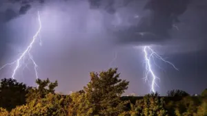 Pendaki Gunung Merbabu Tersambar Petir, Evakuasi Dramatis Dilakukan Lewat Jalur Swanting