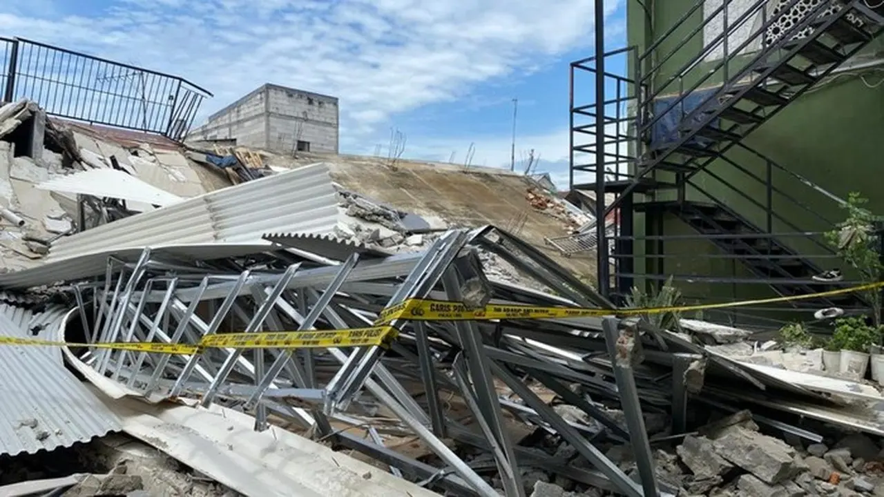 Bangunan Parkir Dua Lantai di Koja Jakarta Utara Ambruk, 4 Mobil dan 1 Motor Tertimpa