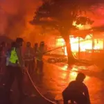 Kebakaran Pasar Pagi Pemalang: Polisi Bantu Evakuasi Barang Pedagang yang Terjebak Api