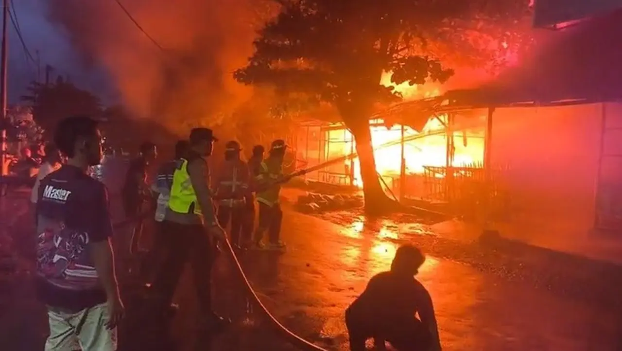 Kebakaran Pasar Pagi Pemalang: Polisi Bantu Evakuasi Barang Pedagang yang Terjebak Api