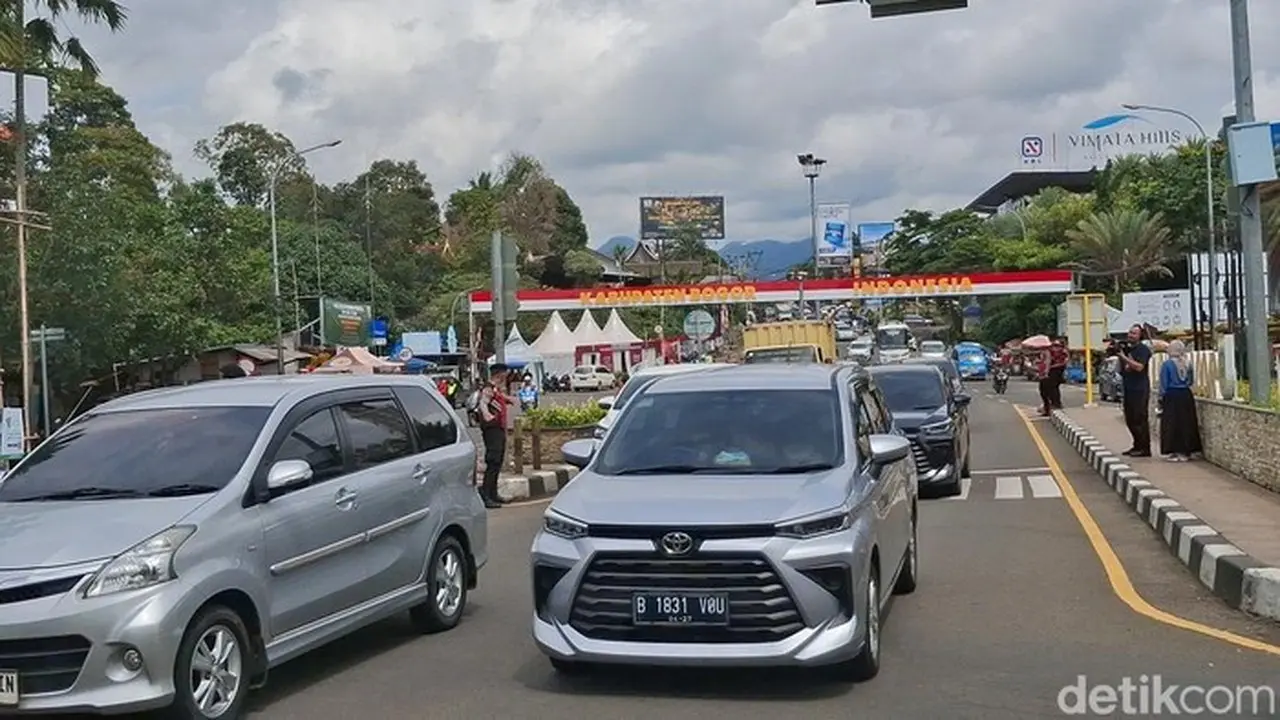 Rekayasa Lalu Lintas Puncak: One Way Arah Jakarta Berlaku Siang Ini Rekayasa Lalu Lintas Puncak: One Way Arah Jakarta Berlaku Siang Ini