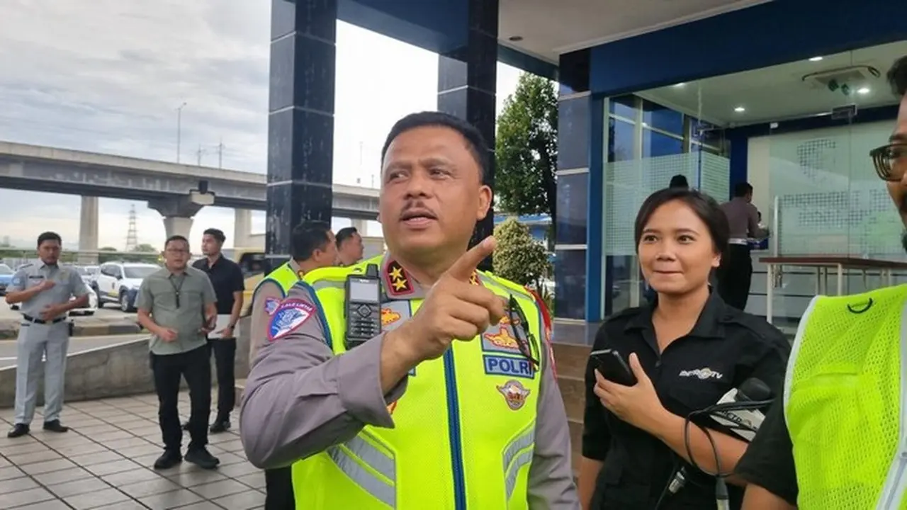 Kakorlantas Tegaskan Tilang Truk Sumbu 3 yang Nekat Melintas di Tol Saat Libur Nataru Kakorlantas Tegaskan Tilang Truk Sumbu 3 yang Nekat Melintas di Tol Saat Libur Nataru