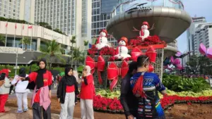 Ornamen Natal dan Tahun Baru di Bundaran HI Curi Perhatian, Warga Antusias Berfoto