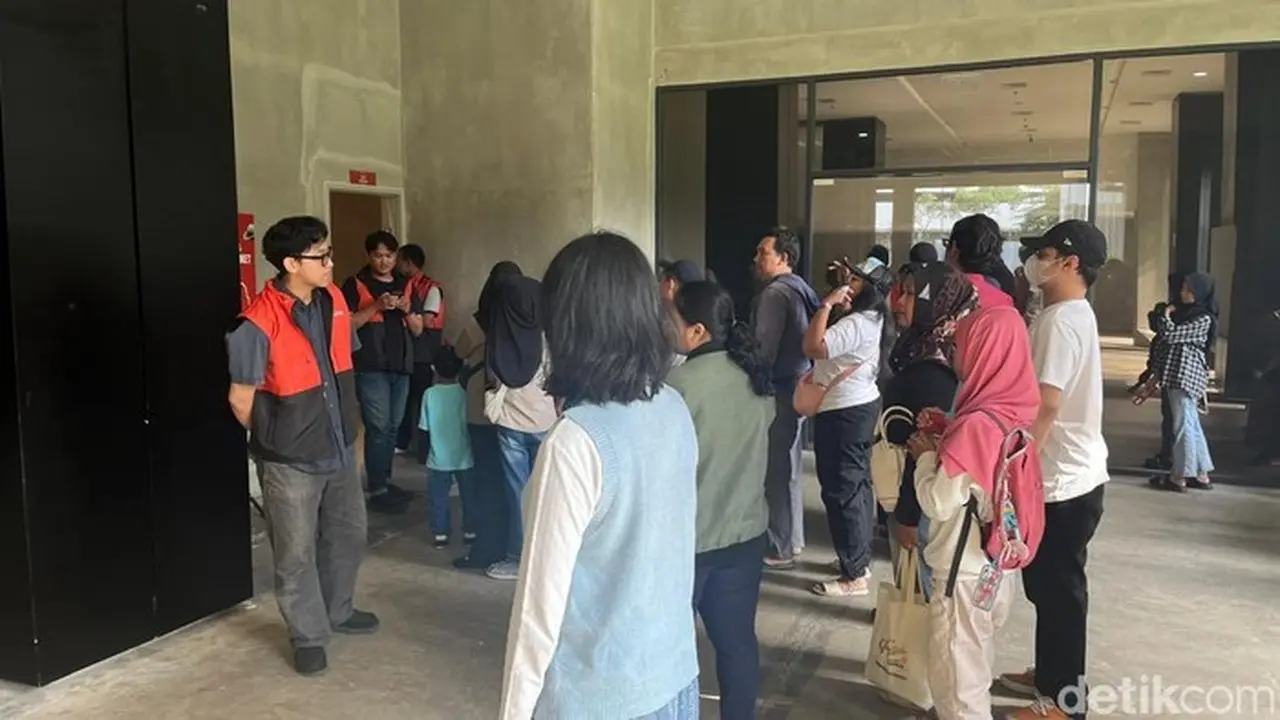 Planetarium TIM Dibuka Lagi Setelah 13 Tahun, Ribuan Warga Serbu Tiket Masuk Planetarium TIM Dibuka Lagi Setelah 13 Tahun, Ribuan Warga Serbu Tiket Masuk