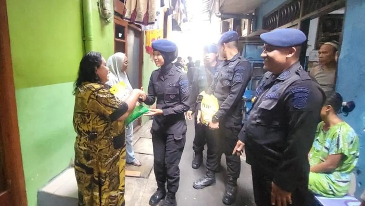 Brimob Polda Metro Distribusikan 625 Kg Beras untuk Warga Kebon Sirih, Jakarta Pusat
