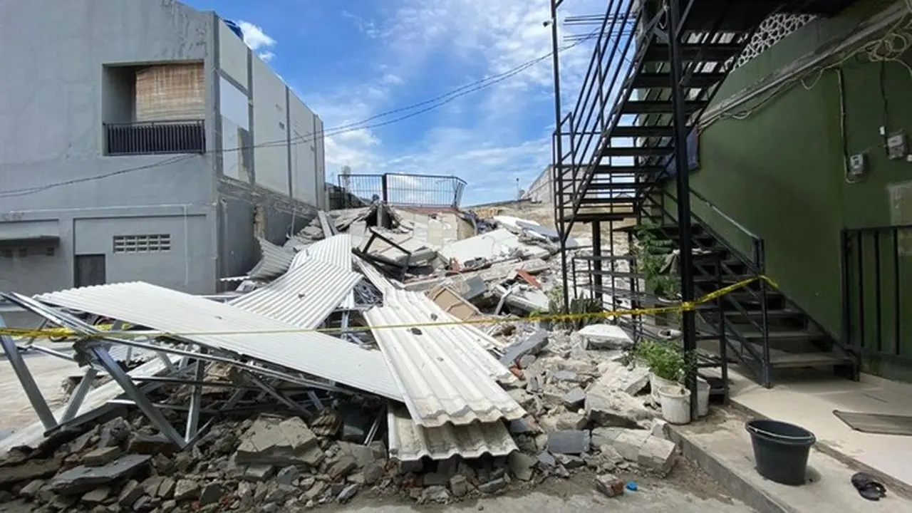 Gedung Parkir Dua Lantai di Koja Ambruk, Timpa 5 Kendaraan, Tak Ada Korban Jiwa