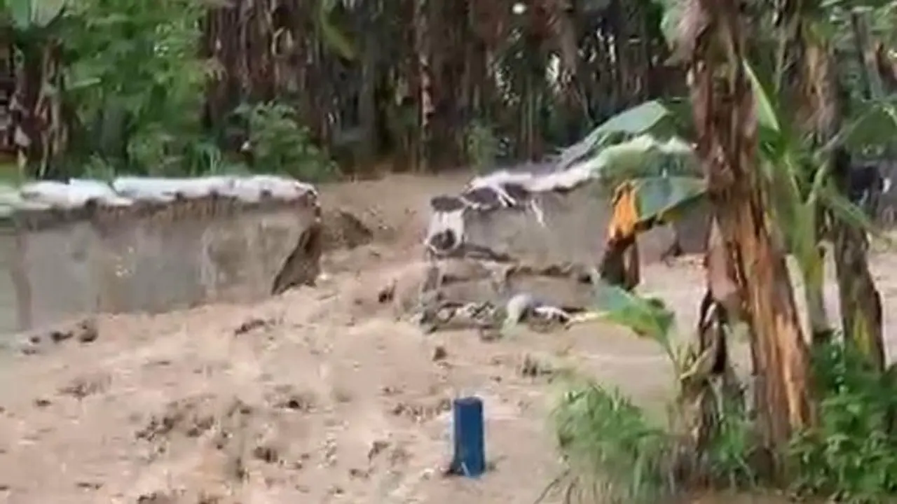 Tanggul Kali Babon Jebol, Ratusan KK di Semarang Terendam Banjir Akibat Hujan Deras