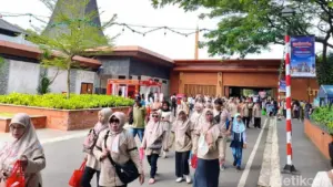 Long Weekend Nataru, Taman Mini Indonesia Indah Dipadati Ribuan Pengunjung Sejak Pagi
