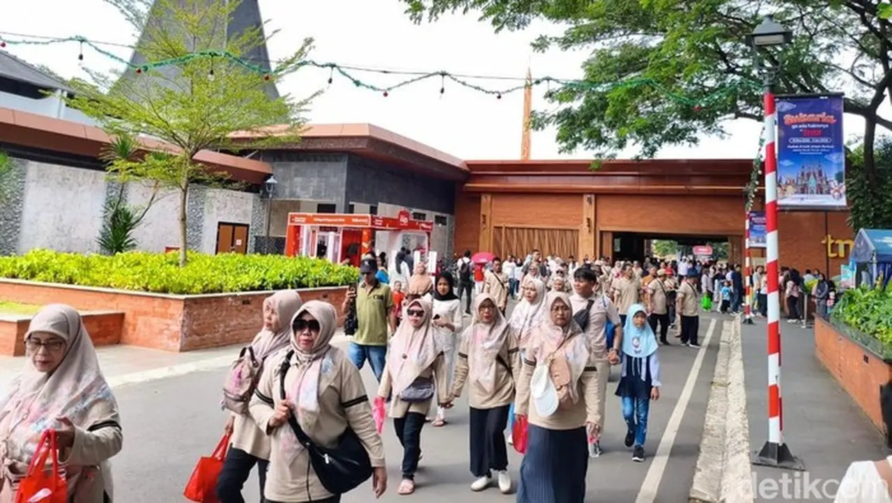 Long Weekend Nataru, Taman Mini Indonesia Indah Dipadati Ribuan Pengunjung Sejak Pagi