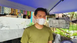 Tumpukan Sampah di Ciputat Ganggu Pedagang Bunga, Bau Busuk Kalahkan Aroma Mawar