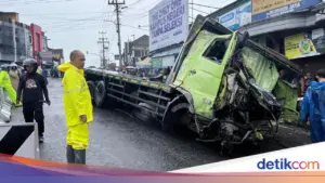 Rem Blong, Truk Tronton Muatan Keramik Hantam Tugu di Wonosobo, Lima Luka