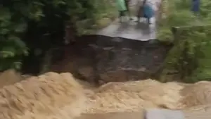 Jembatan Penghubung Desa di Tanah Laut Putus Diterjang Banjir, Satu Warga Tewas