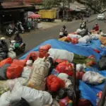Tumpukan Sampah di Ciputat Menggunung, Warga Keluhkan Bau Busuk dan Belatung
