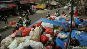 Tumpukan Sampah di Ciputat Menggunung, Warga Keluhkan Bau Busuk dan Belatung