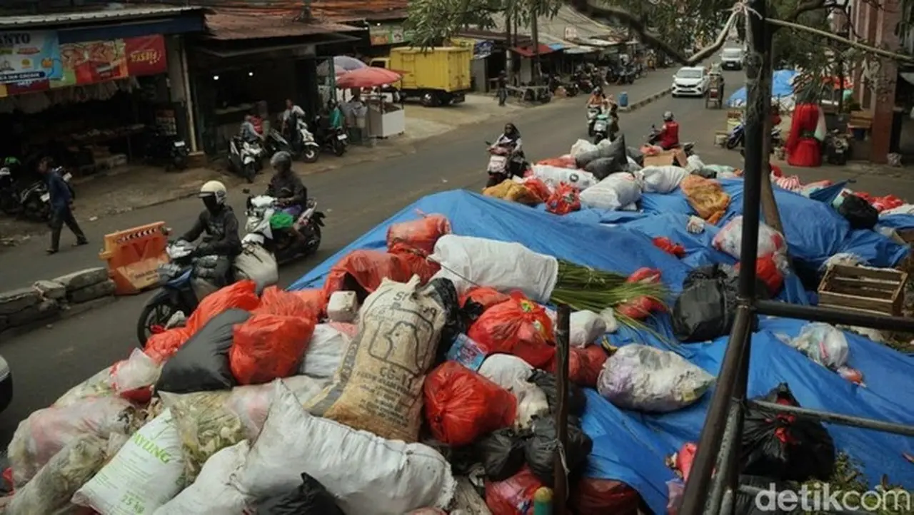Tumpukan Sampah di Ciputat Menggunung, Warga Keluhkan Bau Busuk dan Belatung