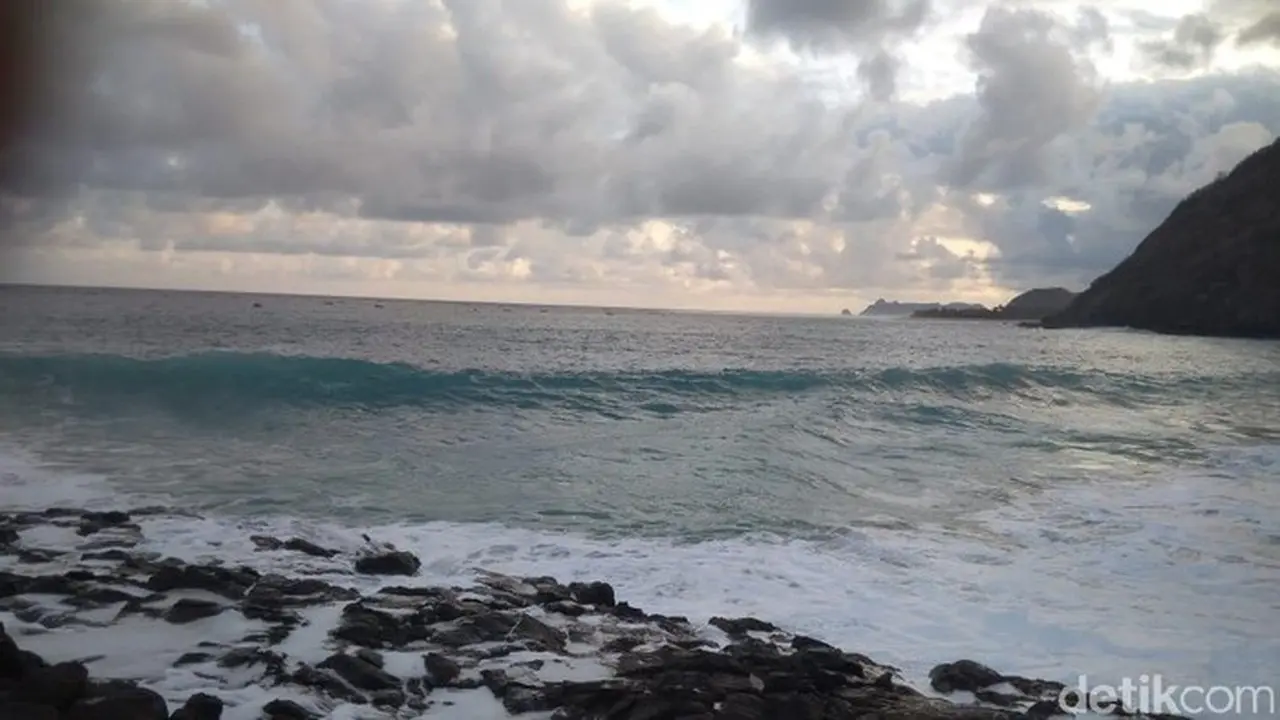 BMKG Peringatkan Gelombang Tinggi di Labuan Bajo Akhir 2025 Akibat Bibit Siklon 96S