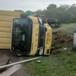 Sopir Truk Boks Kaget DSalip Pajero, Banting Setir Hingga Terbalik di Tol Jagorawi