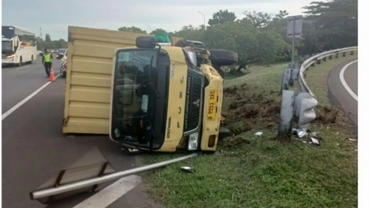 Sopir Truk Boks Kaget DSalip Pajero, Banting Setir Hingga Terbalik di Tol Jagorawi Sopir Truk Boks Kaget DSalip Pajero, Banting Setir Hingga Terbalik di Tol Jagorawi