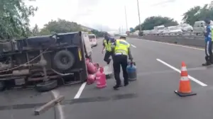 Truk Boks Pengangkut LPG Terguling di Tol Priok Akibat Muatan Berlebih dan Pecah Ban