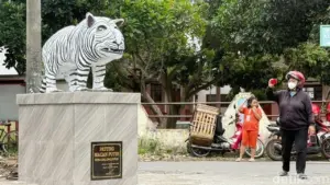 Patung Macan Putih Kediri Viral, Kepala Desa Tegaskan Pakai Dana Pribadi Bukan APBDes