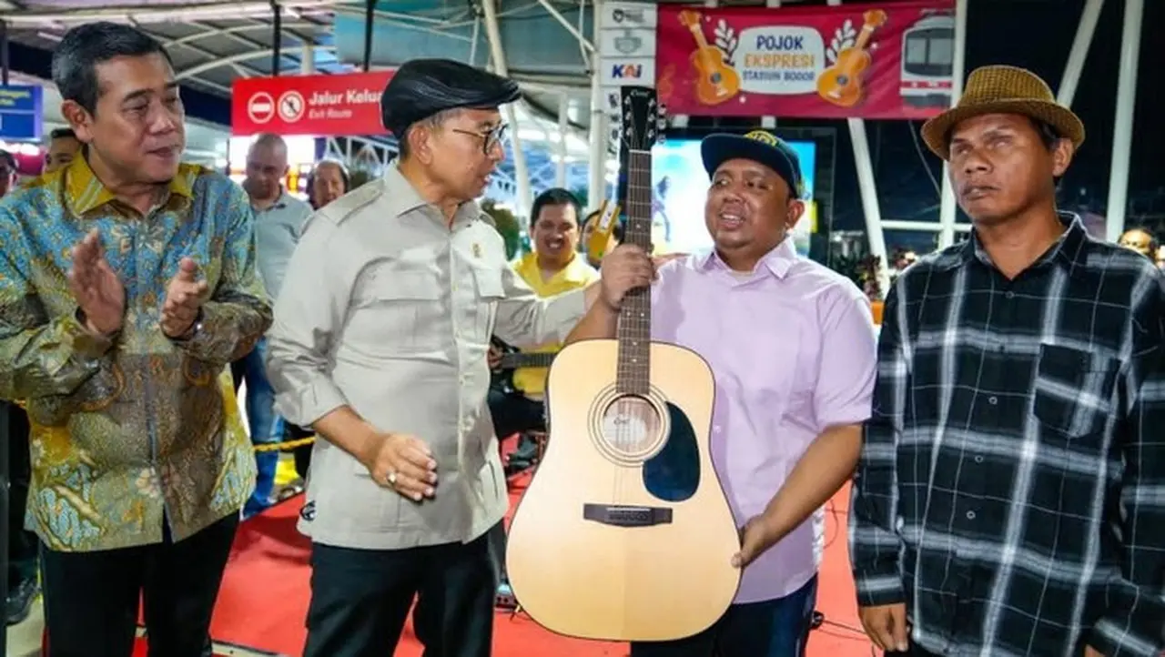 Kemenbud Serahkan Bantuan Alat Musik untuk Musisi Jalanan Bogor, Perkuat Ekosistem Seni Lokal