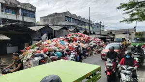 Gunungan Sampah di Tangsel Bikin Warga Gerah, Walkot Benyamin Davnie Gandeng Bogor dan Serang