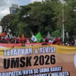Ribuan Buruh Geruduk Istana Negara Tolak UMP DKI Jakarta 2026