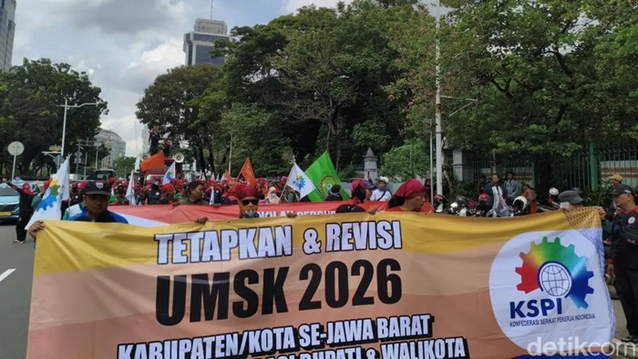 Ribuan Buruh Geruduk Istana Negara Tolak UMP DKI Jakarta 2026