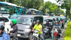 Demo Buruh di Medan Merdeka Selatan Sebabkan Macet Parah, Tuntut UMP Rp 5,8 Juta