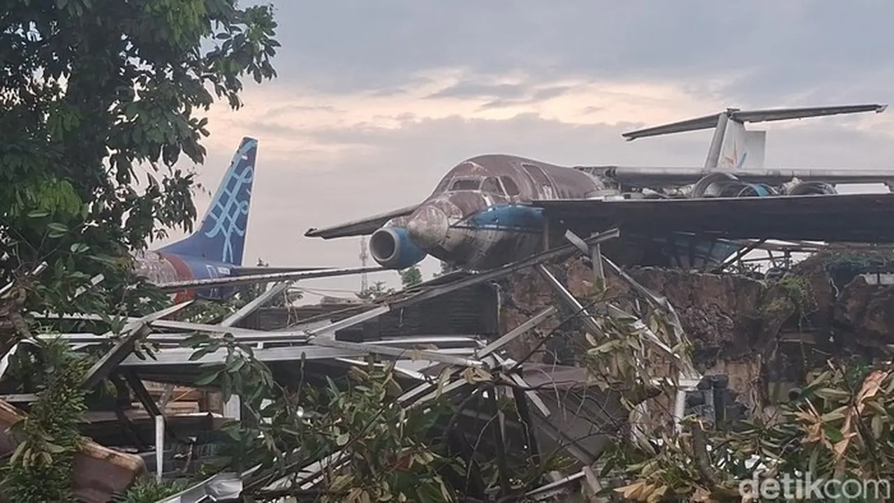 Puting Beliung Bogor: Sayap Pesawat Bekas Hantam Rumah Warga di Kemang