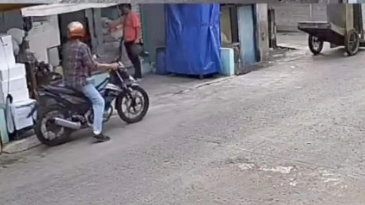 Aksi Sadis Dua Pria Curi Uang dan Ponsel Nenek Penjaga Warung di Cilincing, Jakut Aksi Sadis Dua Pria Curi Uang dan Ponsel Nenek Penjaga Warung di Cilincing, Jakut