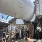 Bangkai Pesawat Dipotong Kecil Sebelum Dievakuasi dari Rumah Warga Bogor