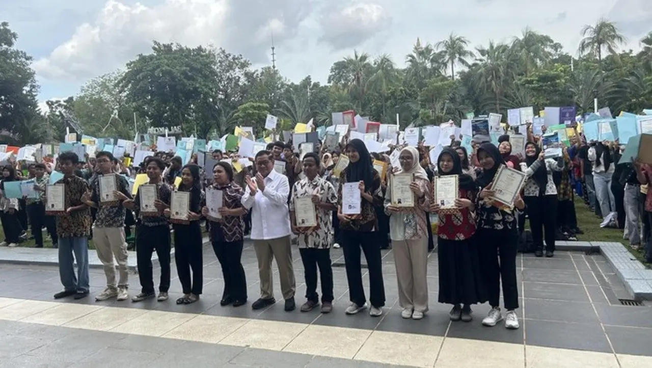 Pramono Anung Serahkan 6.050 Ijazah Warga, Ada yang Tertahan 17 Tahun Pramono Anung Serahkan 6.050 Ijazah Warga, Ada yang Tertahan 17 Tahun