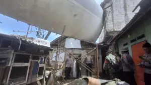 Potongan Bangkai Pesawat Hantam Rumah Warga Bogor Akibat Amukan Puting Beliung