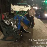 Bajaj Ringsek Terjepit Truk Trailer dalam Kecelakaan Beruntun di Akses Marunda, Jakarta Utara