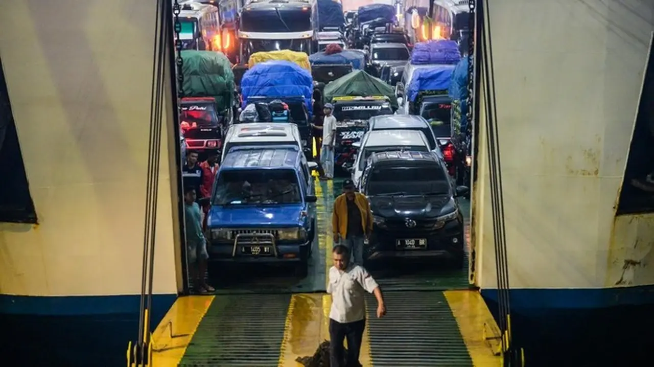 Cuaca Ekstrem Picu Antrean Panjang Kendaraan di Pelabuhan Merak Menuju Lampung Cuaca Ekstrem Picu Antrean Panjang Kendaraan di Pelabuhan Merak Menuju Lampung