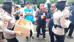 Polwan Polda Metro Beri Pelayanan Humanis Massa Buruh yang Demo di Jakarta Pusat
