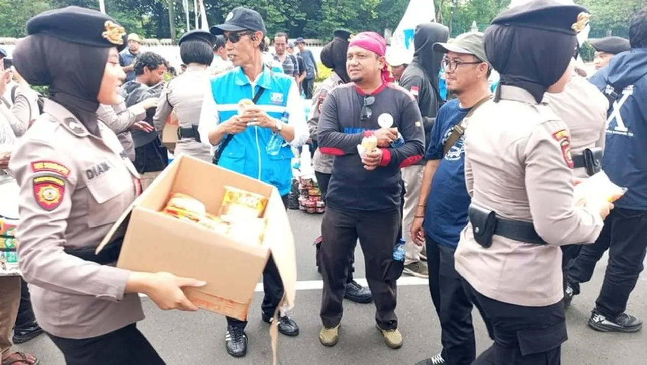 Polwan Polda Metro Beri Pelayanan Humanis Massa Buruh yang Demo di Jakarta Pusat